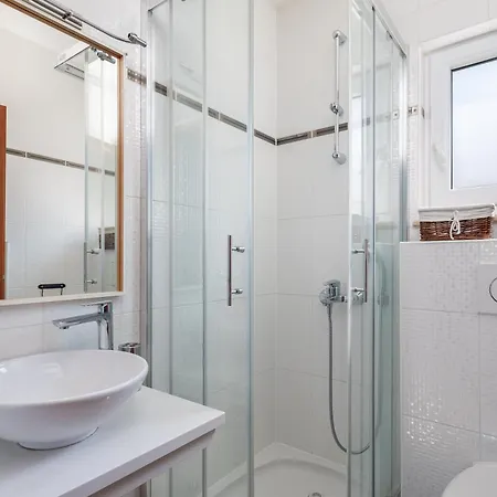 Brkic With Private Parking Makarska