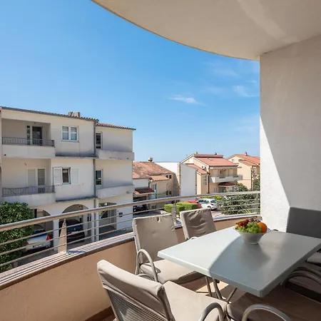 Brkic With Private Parking Apartment Makarska