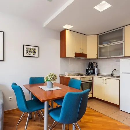 Brkic With Private Parking Apartment Makarska