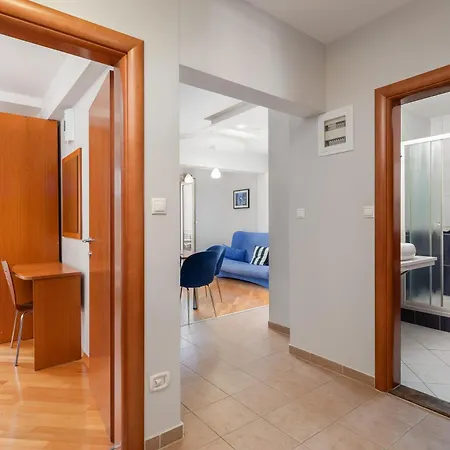 Brkic With Private Parking Apartment Makarska